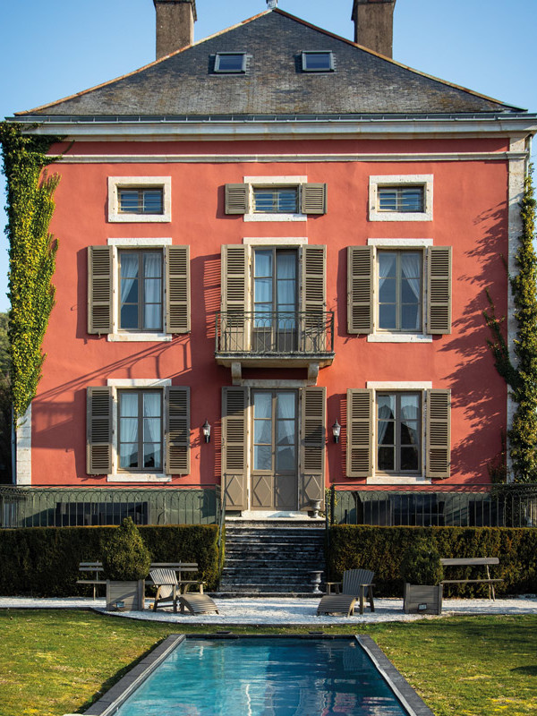 La facade du Château de Courban et la piscine