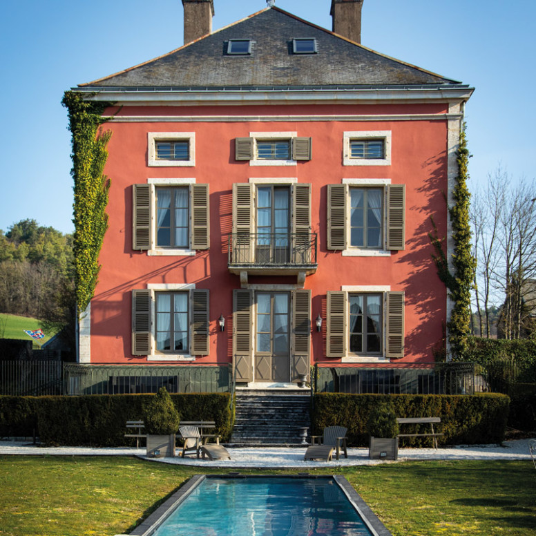 La facade du Château de Courban et la piscine