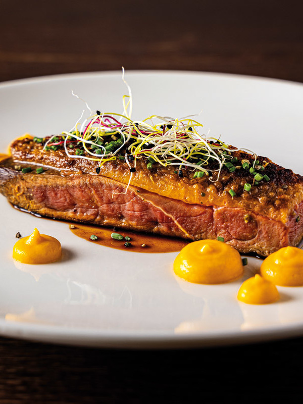 Filet de Canard Laqué aux épices douces et miel, crémeux de patates douces