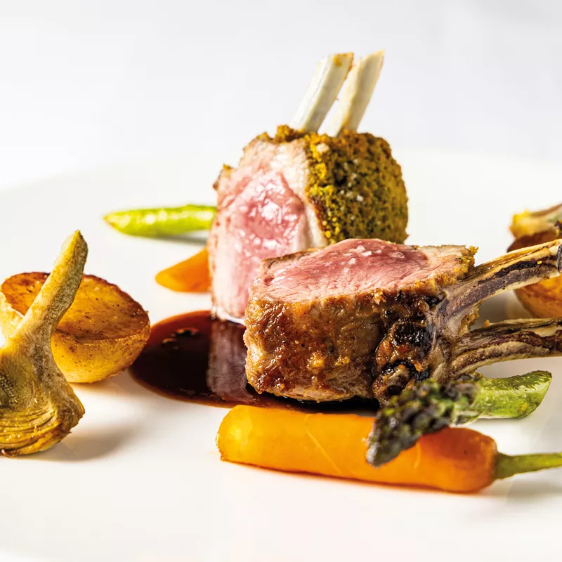 Carré d’agneau en croûte d’herbes, légumes de saison au sautoir, jus d’un navarin