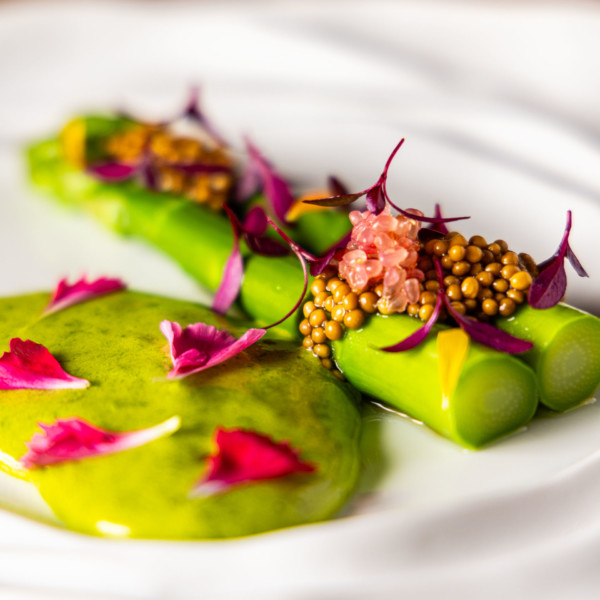 Asperges, pickels de moutarde et sabayon vert