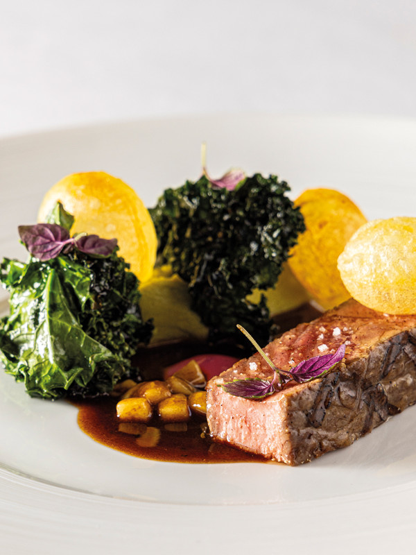 Le bœuf charolais maturé, grillé au kamado, pommes soufflées et brocolettis, jus de bœuf