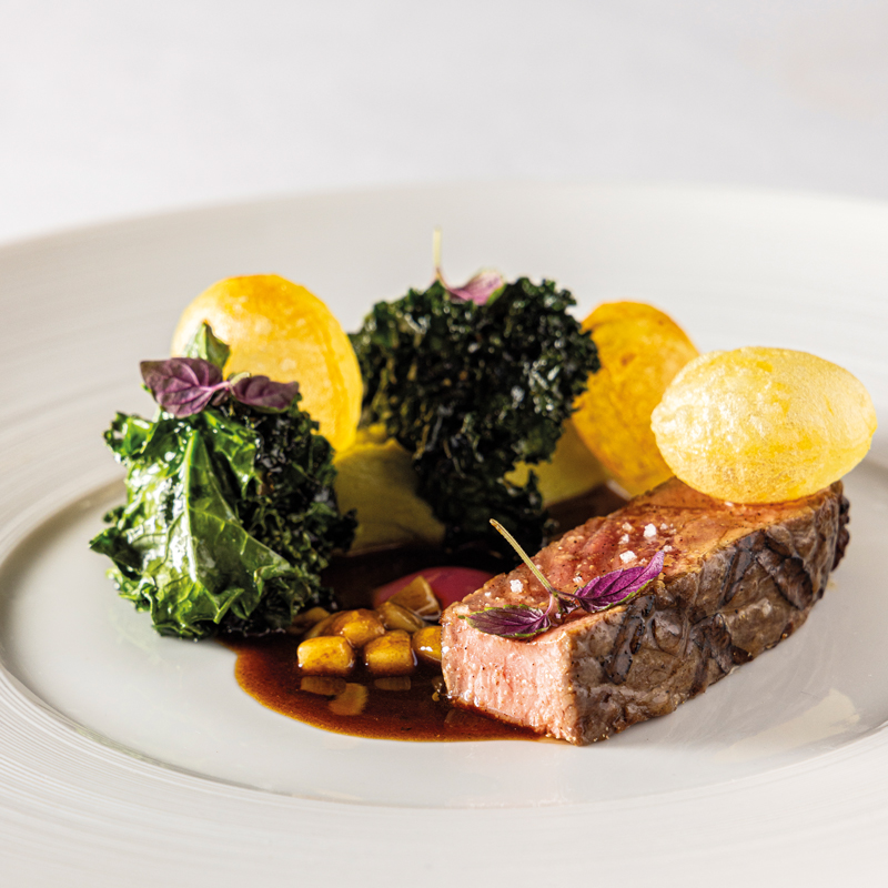 Le bœuf charolais maturé, grillé au kamado, pommes soufflées et brocolettis, jus de bœuf