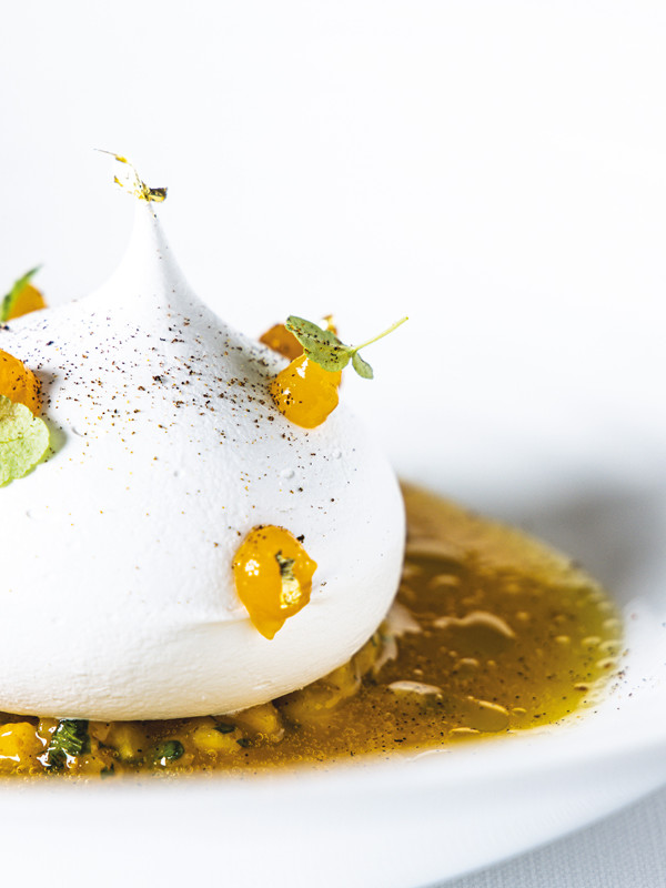 Pavlova exotique, crème à la coriandre, sorbet mangue curry