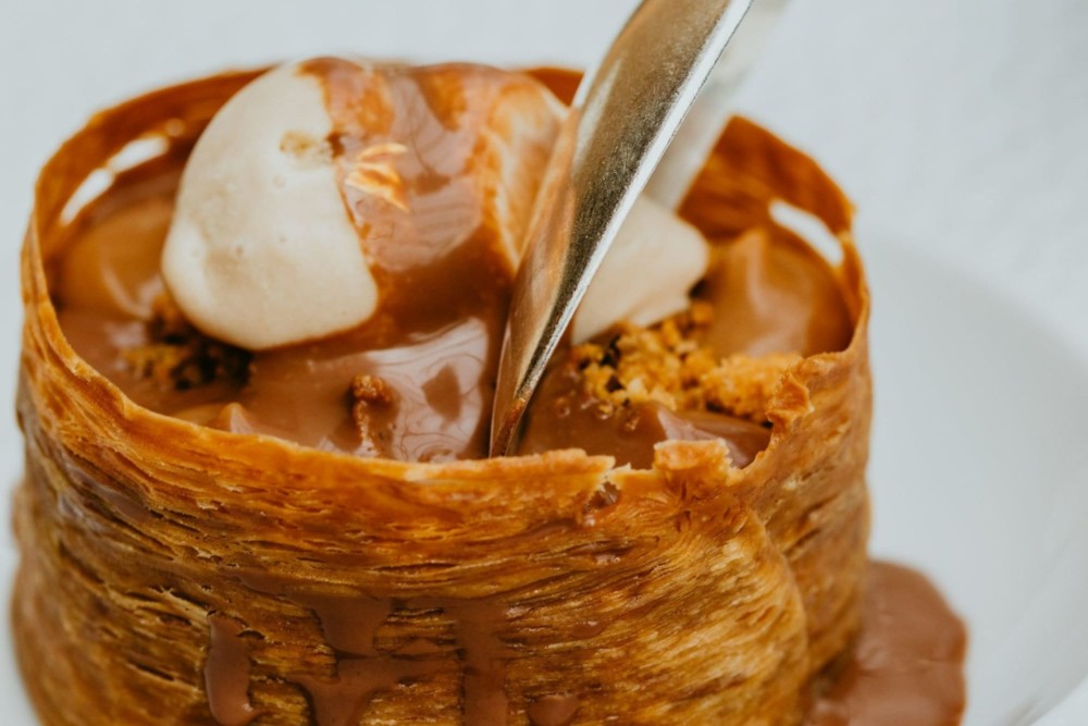 Crémeux, bavaroise, biscuit caramel & sauce chocolat.
