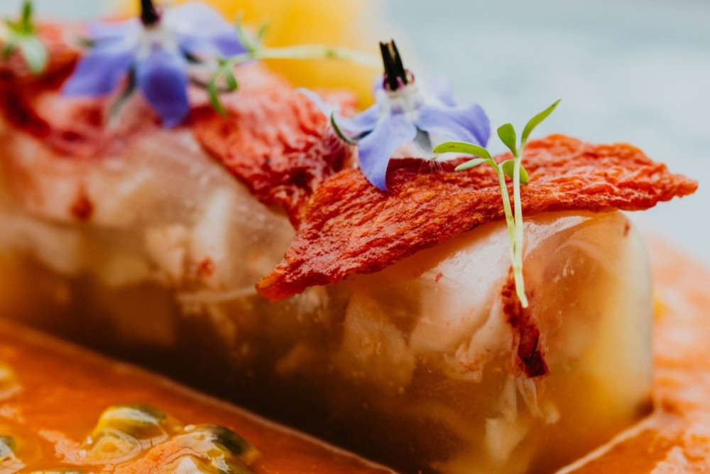 Restaurant ChHomard en chaud-froid, tomate, tagette & agrumesâteau Brachet