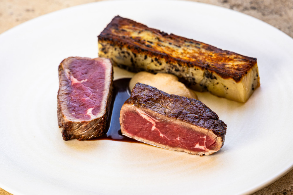 comFaux-filet de boeuf Charolais, millefeuille de pomme de terre truffé, oignon confit et sauce vin rouge