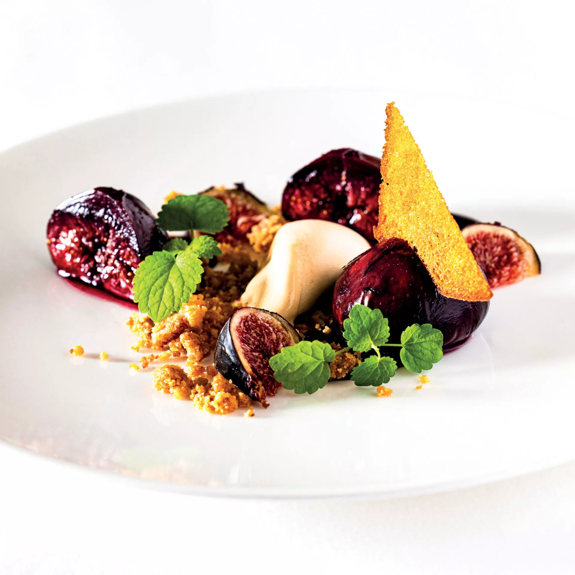 Figues pochées aux épices, gelée au cassis, crumble et glace pain d’épices