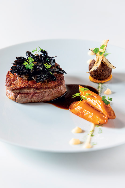 Filet de boeuf rôti aux champignons, paleron confit, salsifis