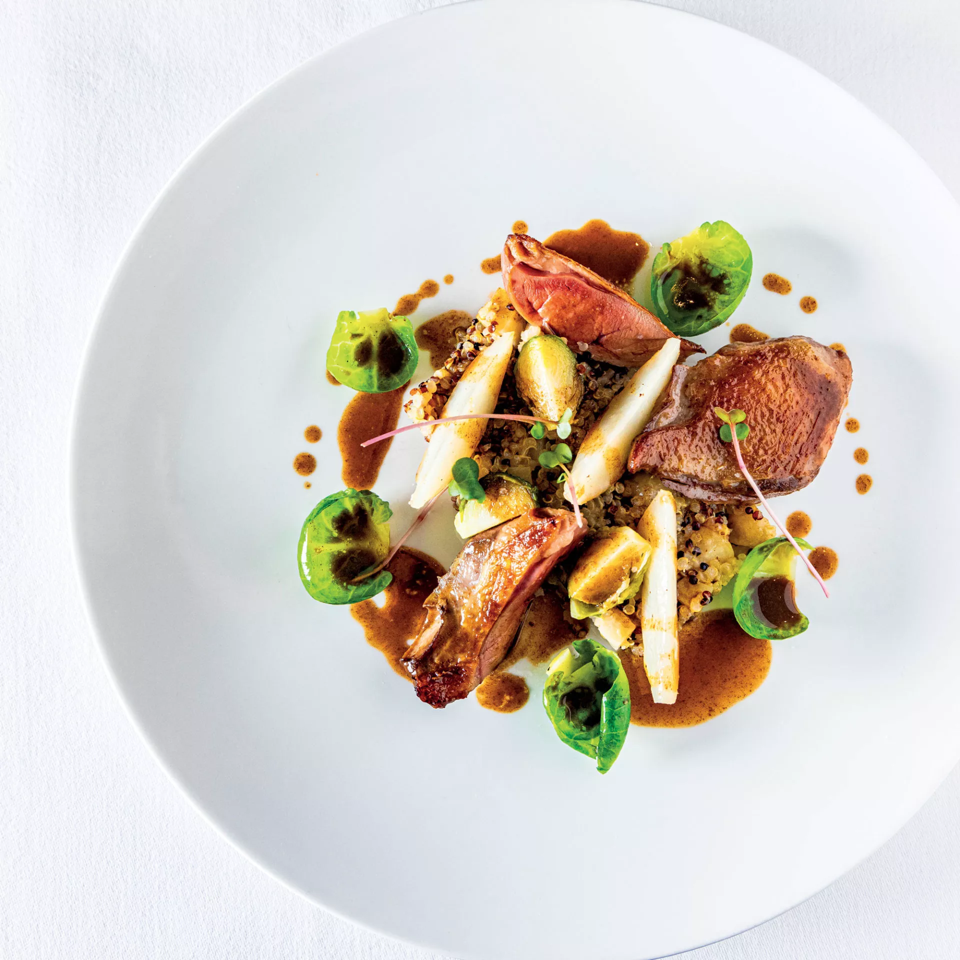 Filets de pigeon snackés, quinoa, topinambour et choux de Bruxelles