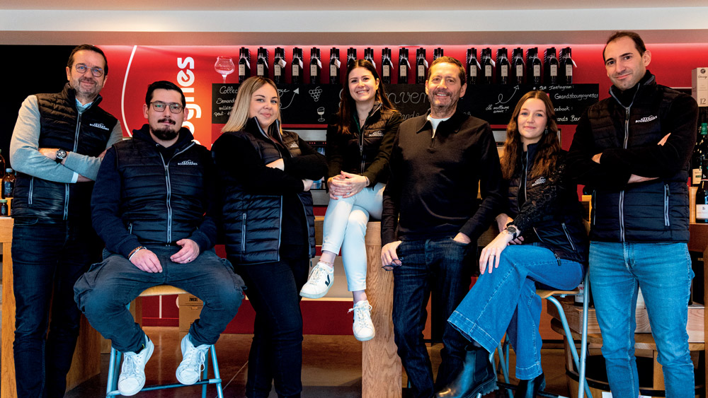 Lionnel, gérant ; David, préparateur de commandes ;  Marine, commerciale ; Eryane, assistante administration des ventes ;  Didier, gérant ; Manon, assistante E-Commerce ;  Lucas, préparateur de commandes
