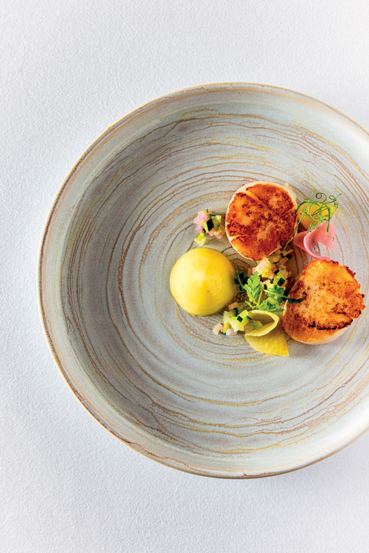 Coquilles Saint-Jacques juste grillées, cube balsamique blanc, pomelos, caviar de yuzu