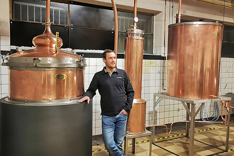 Quentin Sicard et l'alambic - Distillerie des Scories