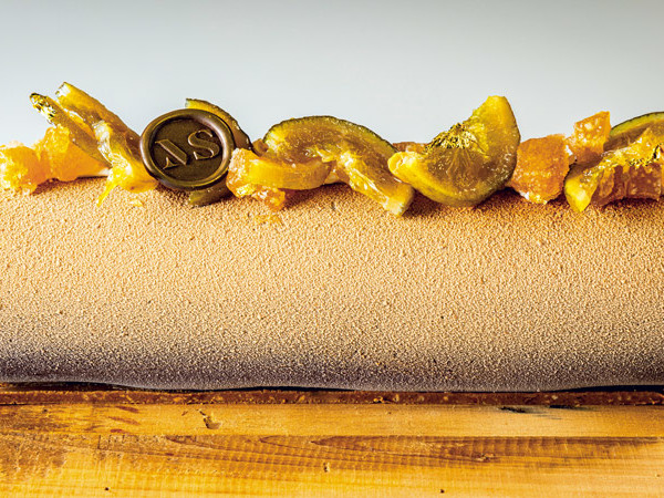 Bûche noisette-yuzu, croustillant noisette Gianduja, biscuit noisette, confit citron et yuzu, crémeux citron, yuzu et shiso vert, mousse à la noisette