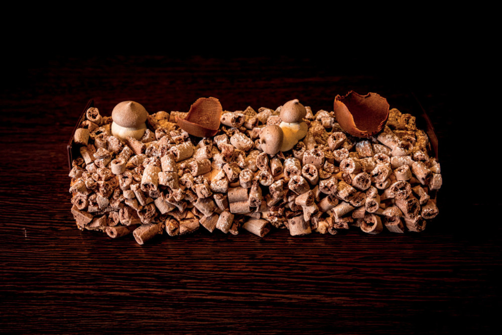 Concorde : meringue cacao,  mousse chocolat au lait, copeaux de meringue chocolatée