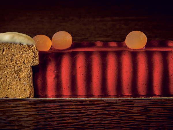 Festive : biscuit madeleine, confit de cassis noir de Bourgogne, mousse pétillante au Champagne