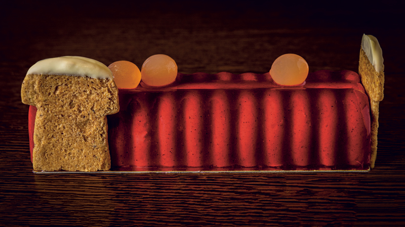 Festive : biscuit madeleine, confit de cassis noir de Bourgogne, mousse pétillante au Champagne
