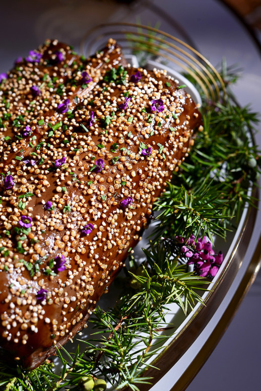 Selle de chevreuil rôtie à la broche farcie au foie gras