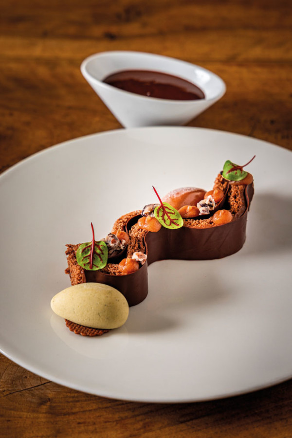 Biscuit viennois au cacao, crémeux chocolat jasmin, glace chocolat et jasmin, chocolat chaud