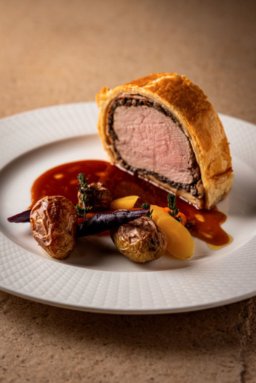 Filet de veau Wellington, pommes de terre rôties et légumes de saison