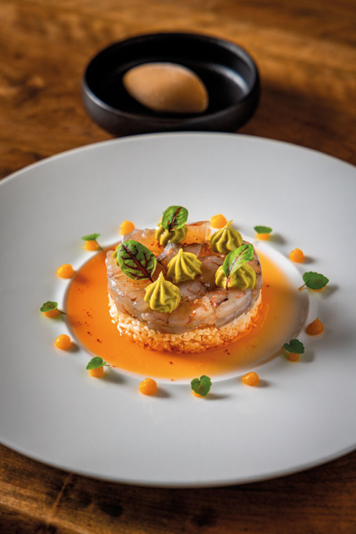 Gambas en gravlax, salade de patate douce et mangue, condiment matcha, glace gambas