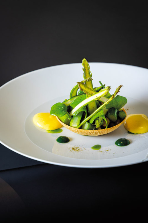 La recette de la tarte fine d’escargots gros gris, asperges vertes et sabayon au vin jaune d’Eric Pras