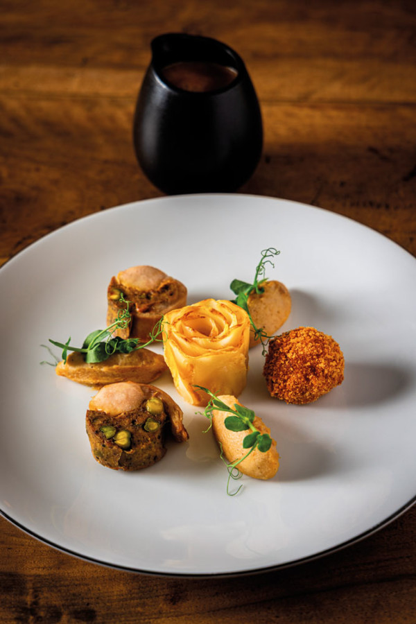 Râble farci aux abats et pistaches, cromesquis de cuisse, moutarde à l’ancienne, déclinaison d’artichaut, en purée, à la barigoule