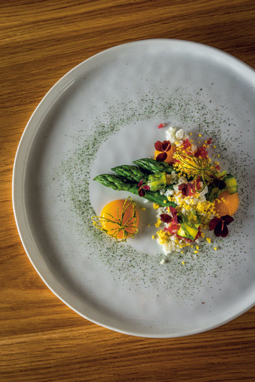 Asperge verte de Roques-Hautes cuite et crue, mimosa d’œuf fumé