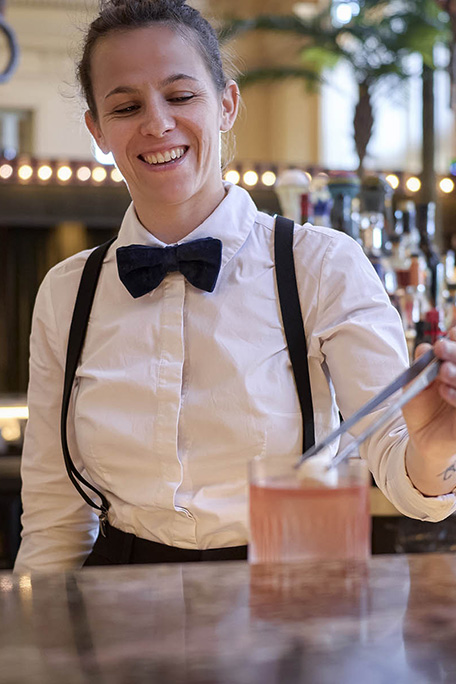 Barmaid Coco Lyon
