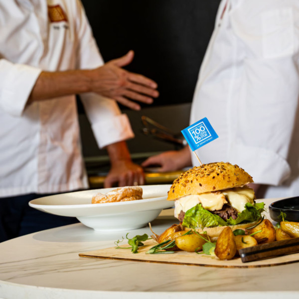 Gonzalo Pineiro, chef du restaurant Château Bourgogne de l’hôtel Mercure depuis 15 ans et Ralf Mestre, chef du restaurant Le Central de l’Hôtel Ibis depuis plus de 16 ans.