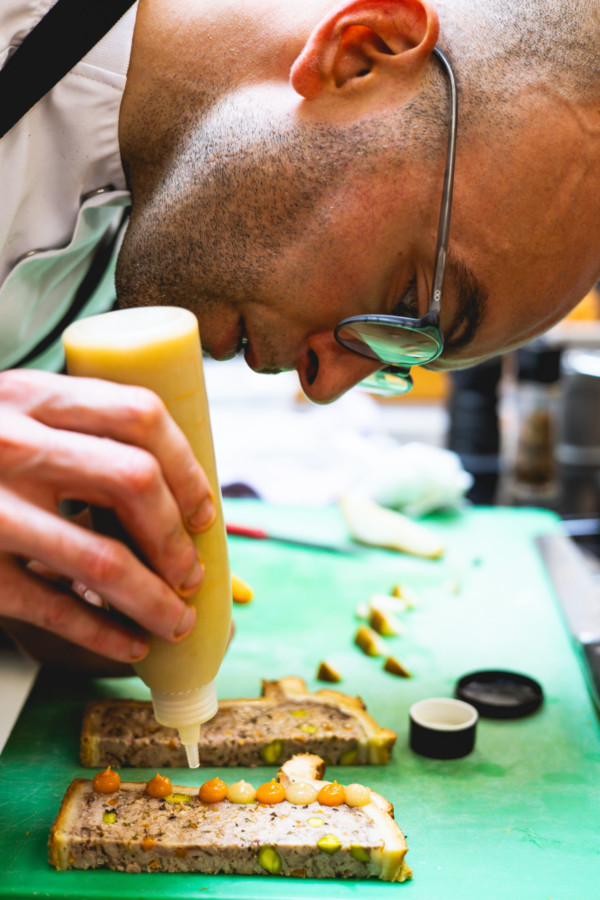 Maxime Lesobre en cuisine au Château de Courban