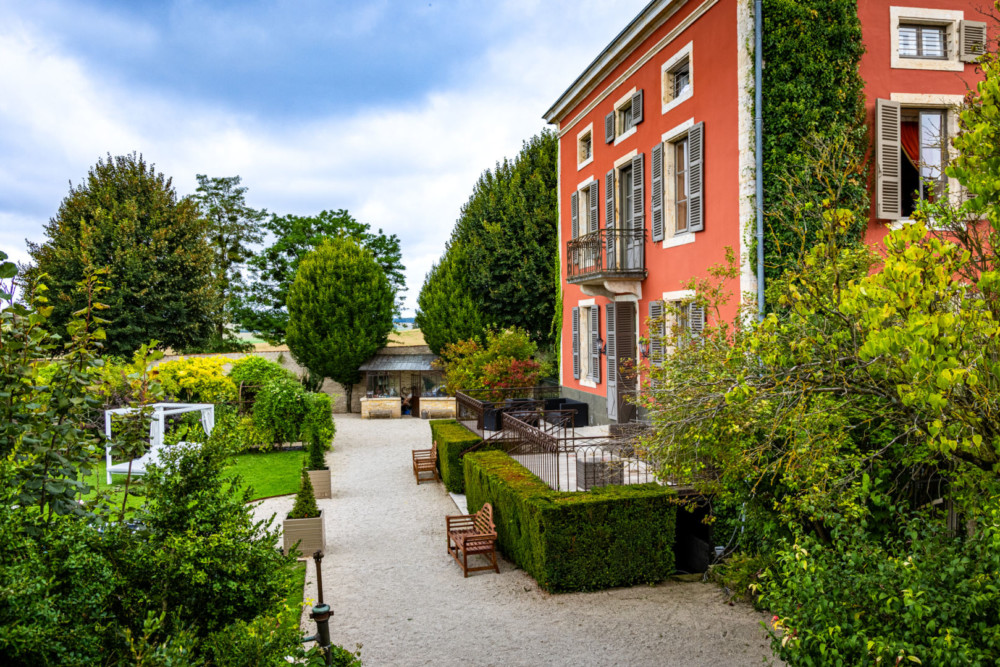 La jolie facade rouge du Château de Courban