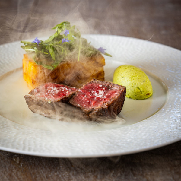 Filet de bœuf fumé au bois d’hêtre, beurre maître d’hôtel, gratin dauphinois