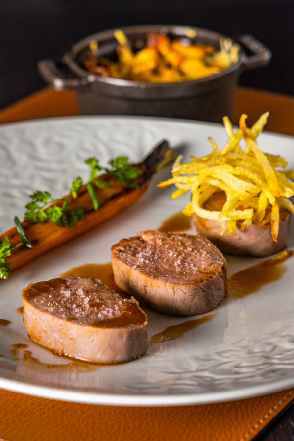 Quasi de veau rôti, carottes fanes, gratin de macaroni à la truffe d’été et comté