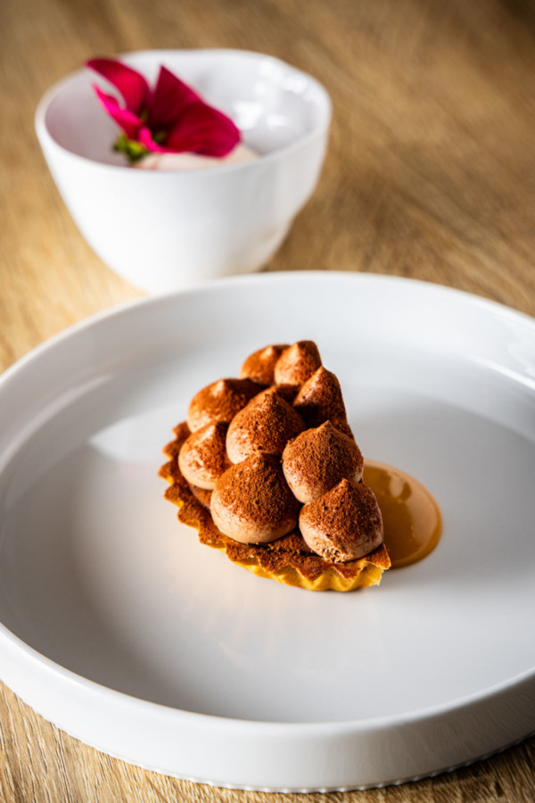 Tarte chocolat-caramel et cacahuètes grillées