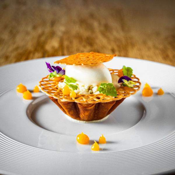 Fine tartelette aux abricots rôtis, chocolat Dulcey