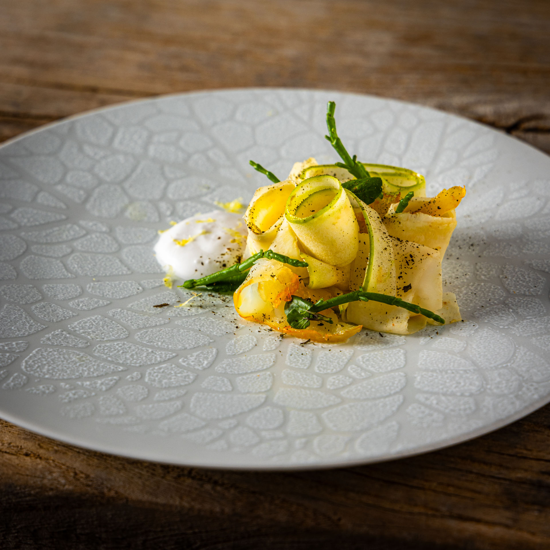 Haddock poché, céleri rôti à la noix de coco et condiment pomme-kiwi-image