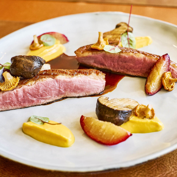 Filet de canette des Dombes, crème de courge musquée, cèpes rôtis et prunes confites, jus au banyuls
