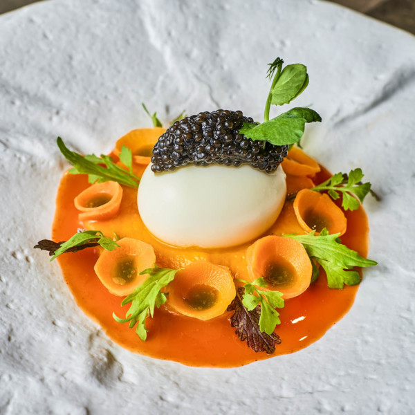 Œuf mollet au caviar, jus de carottes citronnelle & gingembre, purée de carottes, pickles au vinaigre de citron