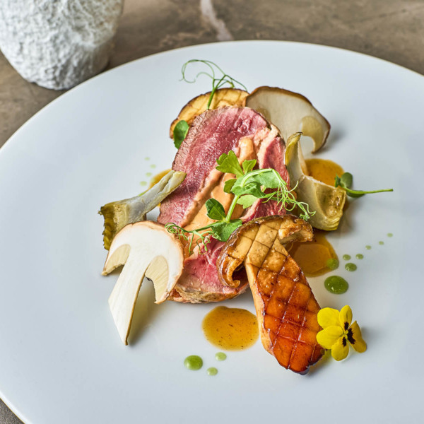 Poitrine de pigeon farci au foie gras, cèpes et artichaut poivrade