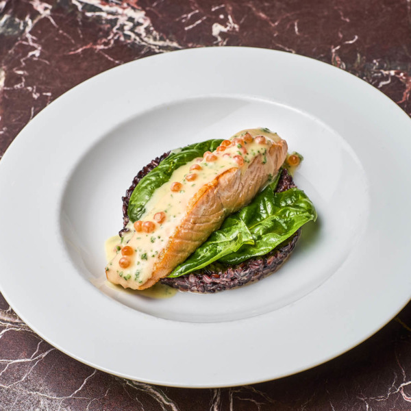 Saumon au beurre blanc, riz vénéré et épinards