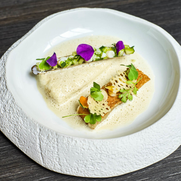 Suprême de bar Mariné à l’huile de noisette, cuit vapeur, couteau et émulsion coquillage aubergine