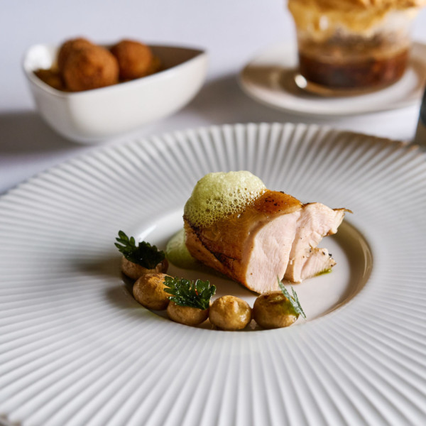 Vollaille de Bresse Mieral, cuisiné au vin de Fleurie, façon coq au vin, La cuisse comme un coq en pâte
