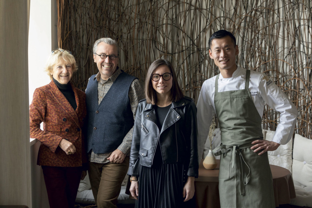 Le chef triplement étoilé Laurent Petit et son épouse Martine, propriétaires des lieux et le chef Valentin Loison et la cheffe sommelière, et sa compagne Anaïs Bercegeay, les maîtres de maison.