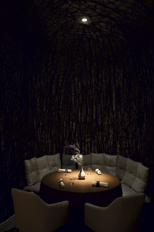 Attablez-vous dans un véritable petit écrin « ode à l’osier » signé par la tresseuse Marion Roffino