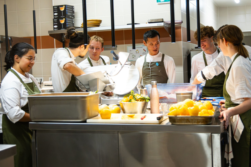 Valentin Loison entourée de sa brigade en cuisine