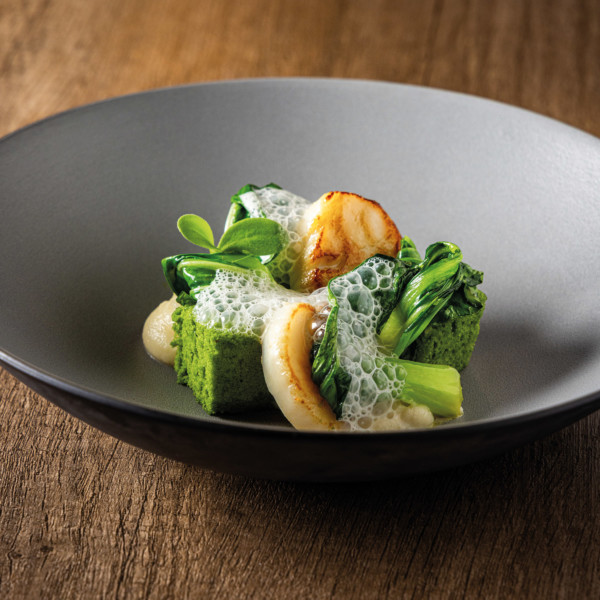 Saint-Jacques gâteau d’épinards vapeur, pak-choï rôti