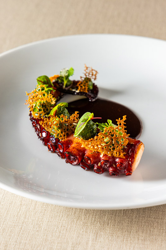 Le poulpe grillé et fumé,  jus de civet, condiment pesto  à la pistache et coriandre