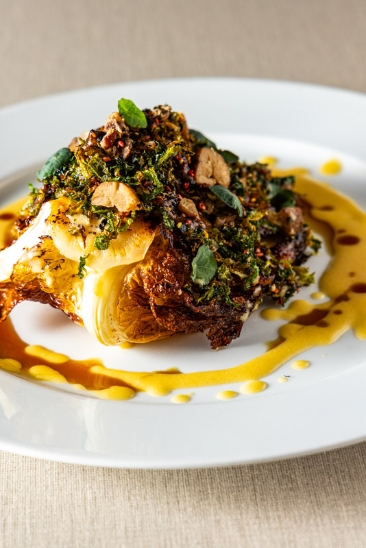 Le chou vert confit lentement, châtaignes au foin et au thym, émulsion d’un beurre au miso et citron, condiment chou frit au shichimi nori