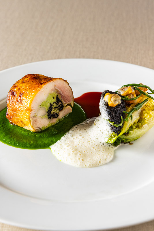 La volaille farcie aux herbes fraiches et aux champignons, coulis de laitue iodée, sucrine grillée, coques et salicorne, jus de volaille